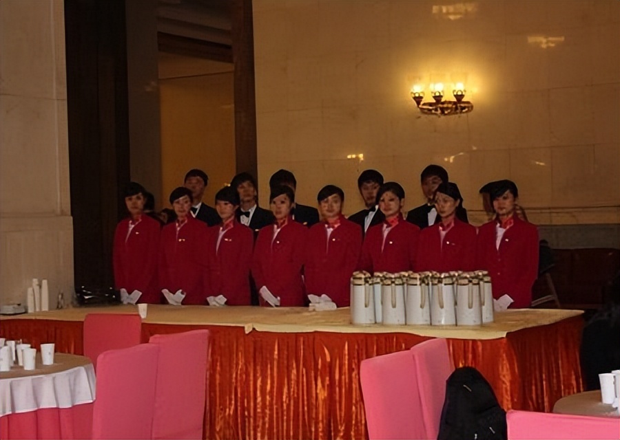 人大会堂服务员多少年换一次,大会堂服务员为啥四年一换
