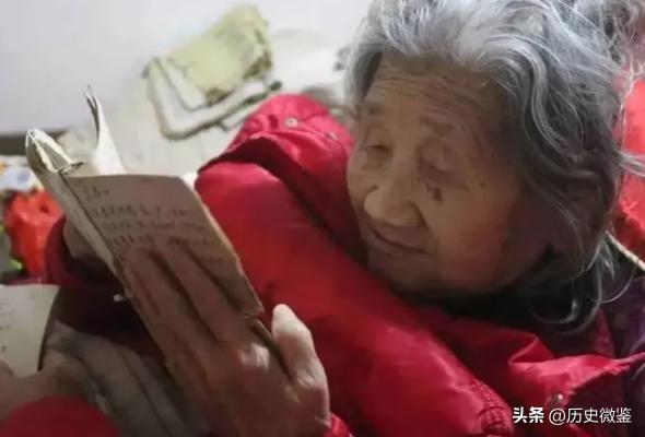 广西大叔穿女装在街头卖艺被骂变态，真相曝光后网友：真男人