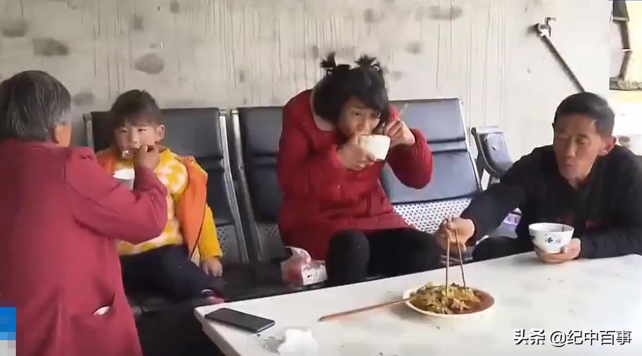 男子街头乞讨赚1000万,男子街头手擦烧红铁链卖药