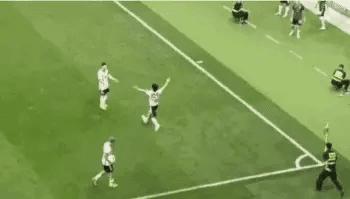 拥抱梅西的球迷发声,拥抱梅西全场观众齐喊