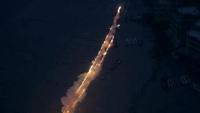 给奶奶“造”了一架天梯,靠*药火**爆炸作画,全球最会“玩火”的人