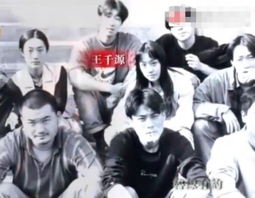 王*源千**上演《惊天救援》，拿影帝无人知，和圈外女友裸婚恩爱26年