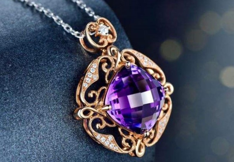 燕窝当水喝打60万美容针，初中文凭的李宝华，背后的30亿有多疯狂