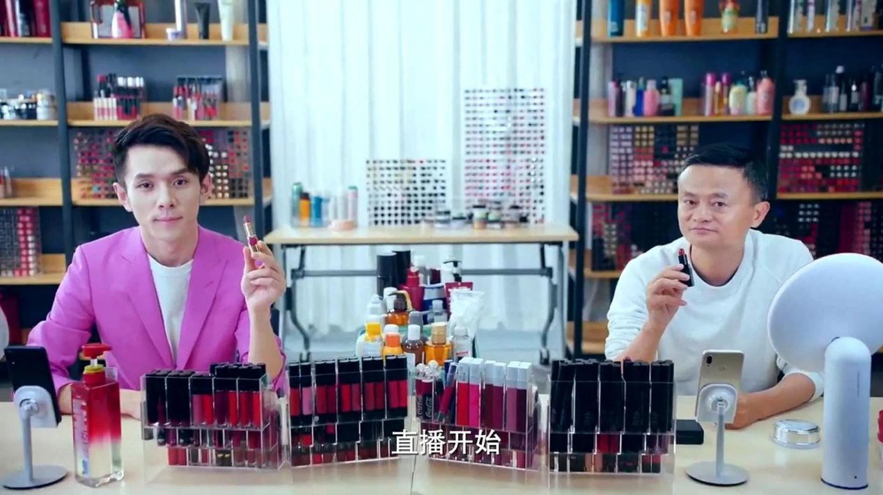 “带货一哥”李佳琦，从月薪三千到年入千万，背后的艰辛谁人知？