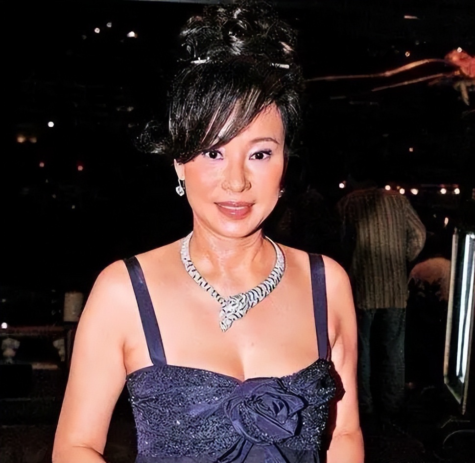 赌王三太和四太翡翠项链对比,赌王三太戴过的钻戒