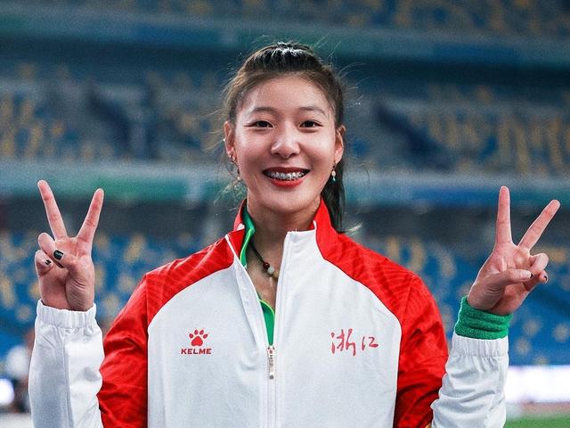 徐慧琴撑杆跳高四米六夺冠,徐惠琴女子撑杆跳高决赛夺冠