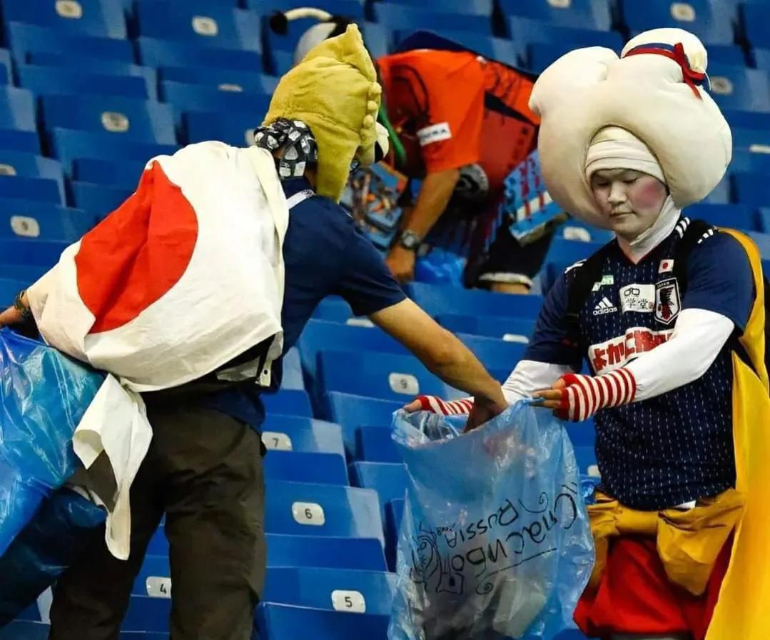 日本球迷在世界杯打扫看台获盛赞,日本球迷赛后反应