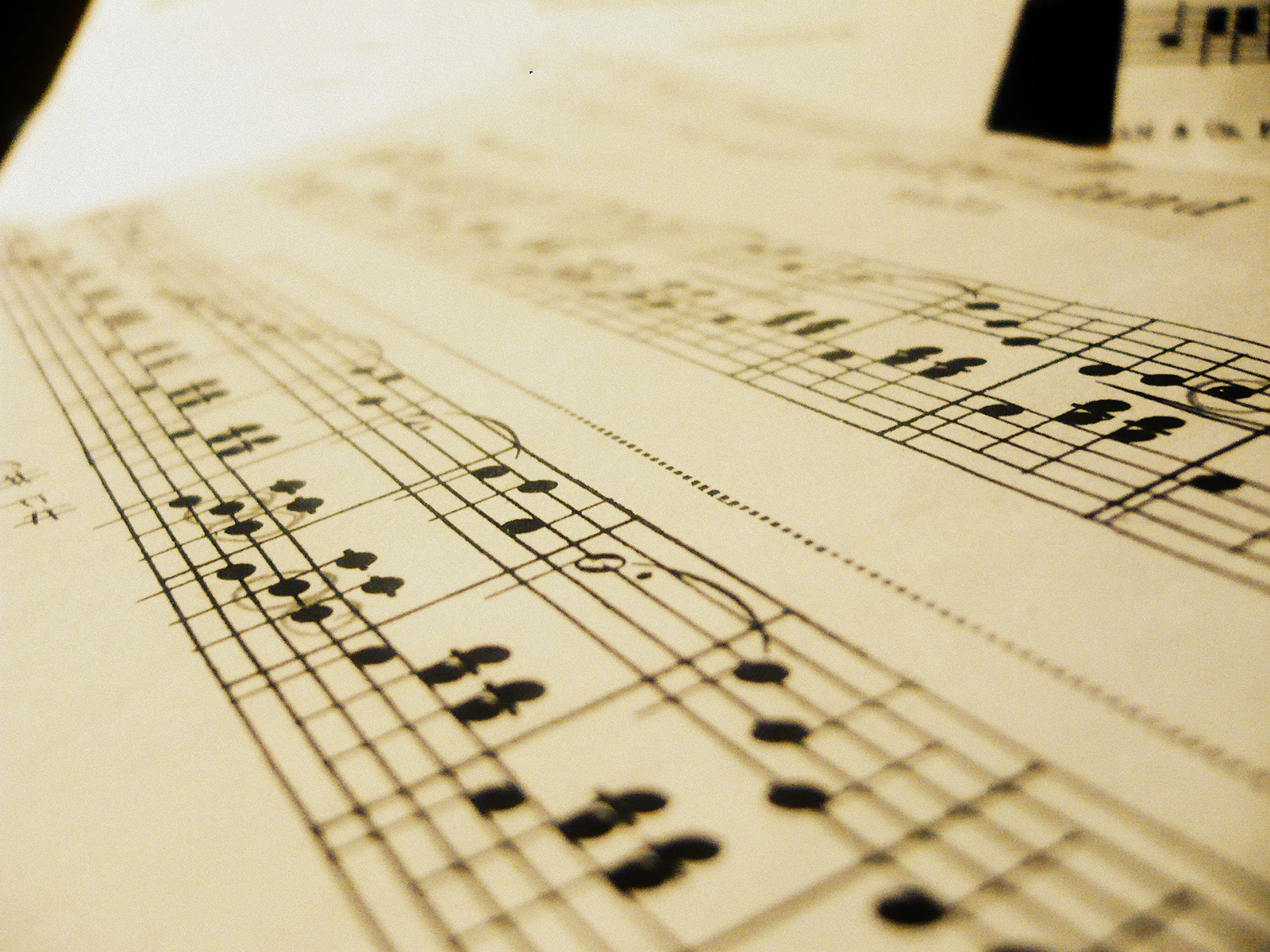 学习钢琴是应该五线谱还是简谱,成人学习钢琴是学五线谱还是简谱