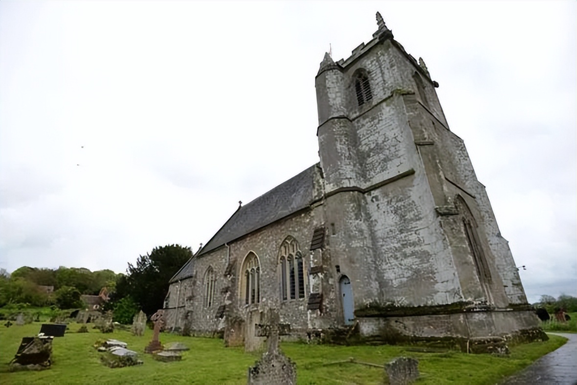 那位曾靓绝时尚圈、串起欧洲上流社会的超模为何落魄至此……