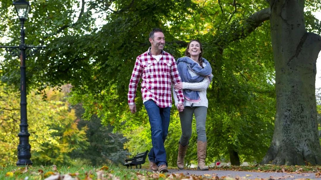 如何照顾骨质疏松老人,中老年人怎样保护骨骼营养健康