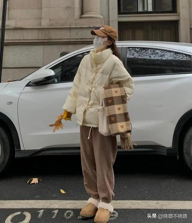穿中款羽绒服搭配什么裤子,日常穿羽绒服搭配什么裤子好看