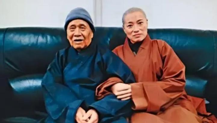 女住持白天拜佛晚上偷和尚，穿*袜丝**戴假发，开百万豪车住千万别墅