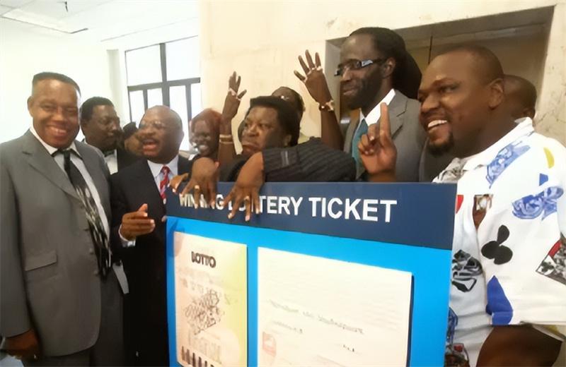 2006年，美国黑人小伙喜中3000万彩票，3年后尸体在水泥中被发现