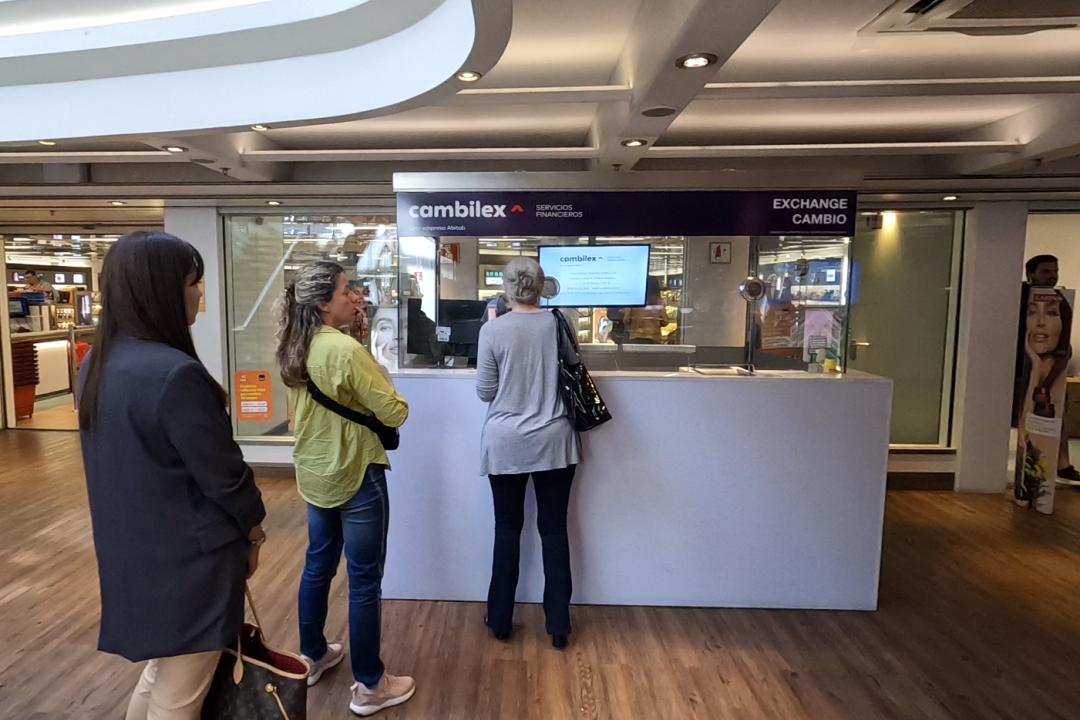 花了6000元在海上吃西餐,花了8000块钱到河里面吃一顿饭