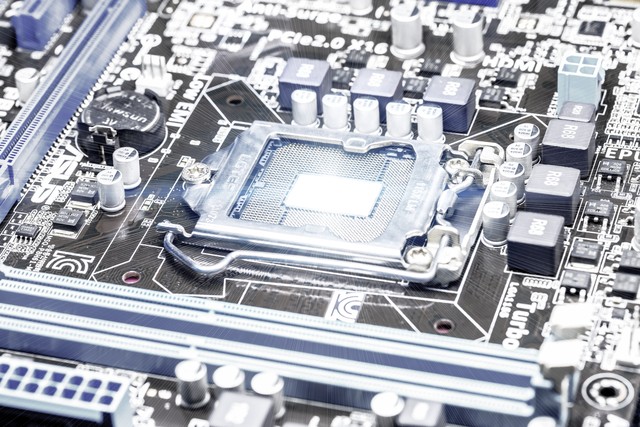 电脑屏幕无信号黑屏主机还在运动,电脑正常使用突然黑屏显示无信号