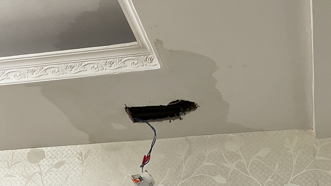 天花板漏水维修视频教程,楼下厕所天花板漏水维修