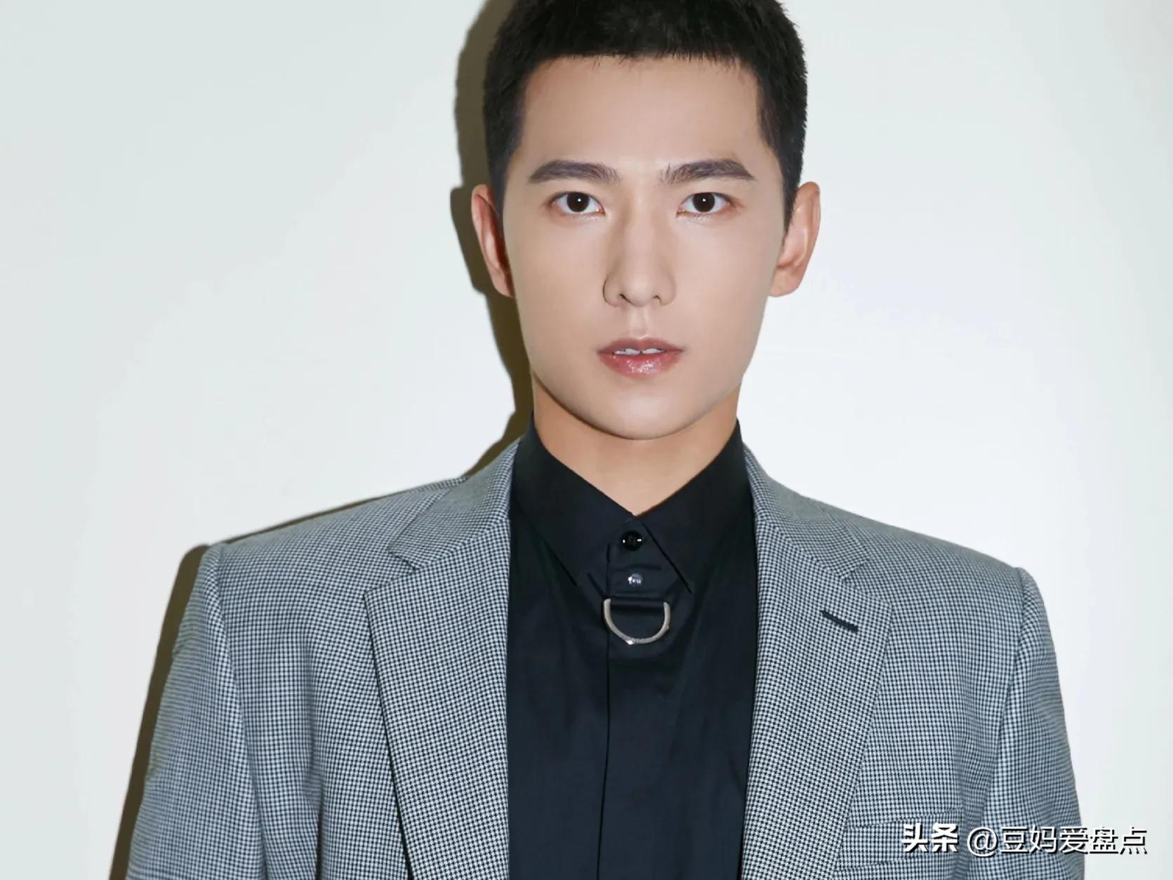 杨洋全黑造型亮相稳重优雅,杨洋从校草的蜕变