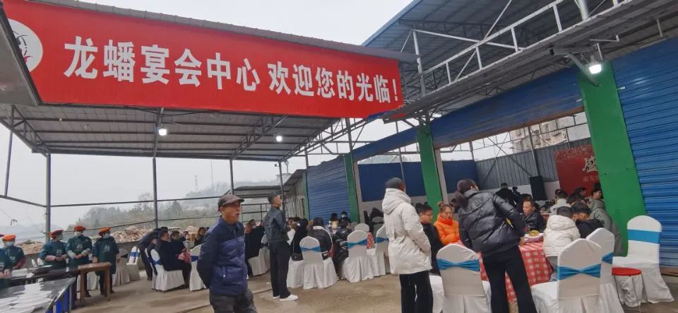 花篮摆了半条街！南充嘉陵的龙蟠竟然办起一个“宴会中心”了！