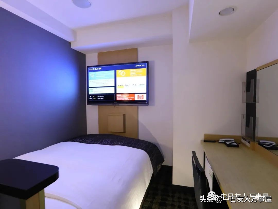 记得房间里放右翼书本的是日本哪家酒店吗？