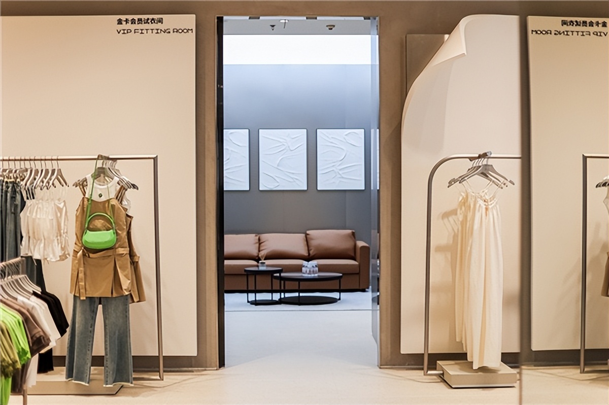 ur代言人为什么选择刘雨昕,ur刘雨昕同款紫色羽绒服