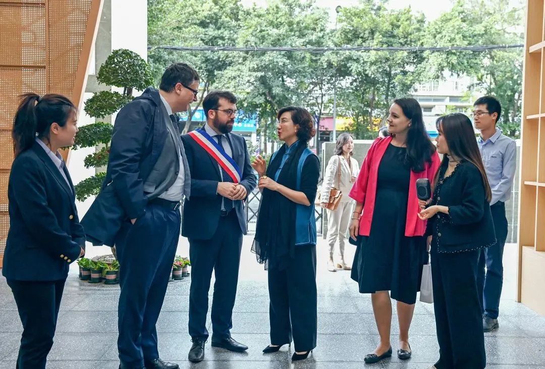 法国欧坦市市长一行来渝交流考察,法国欧坦市市长访问学校