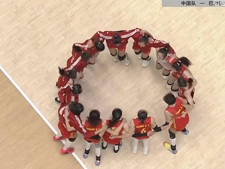 李盈莹3-2波兰失误,中国女排逆转李盈莹