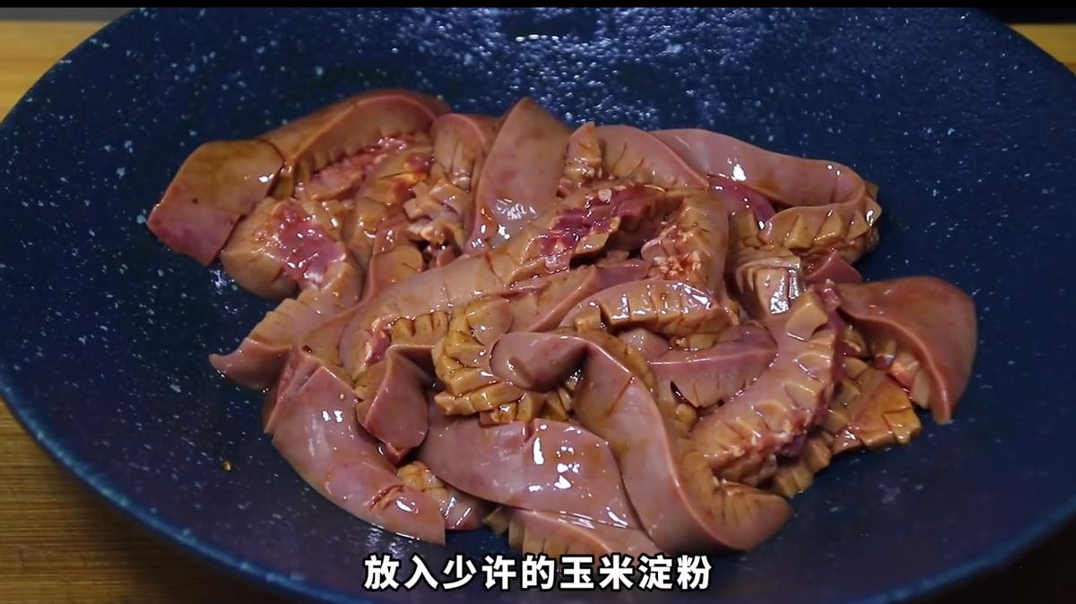 “爆炒腰花”过油还是焯水？教你正确做法，鲜香滑嫩，不臊不腥