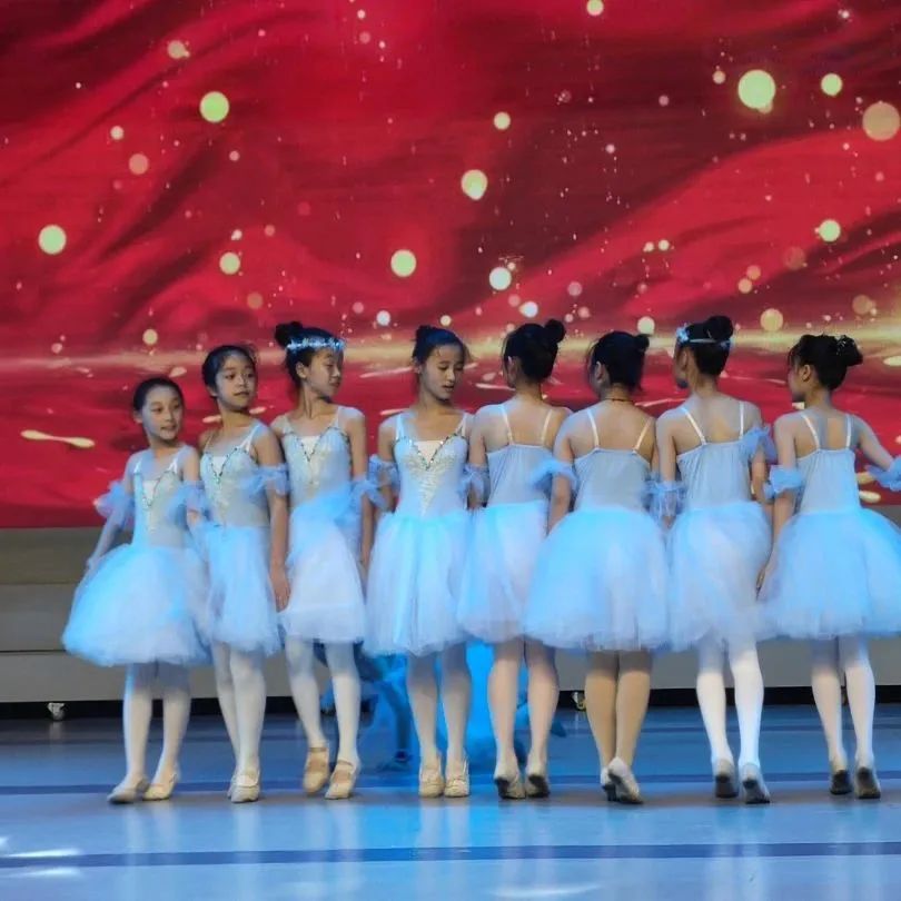 江苏常熟市商城小学舞蹈《成长在祖国的怀抱里》荣获三等奖