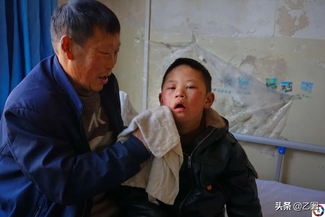 孙子发狂砍断爷爷的手筋，爷爷流泪倾诉：只要孙子能好要命都可以