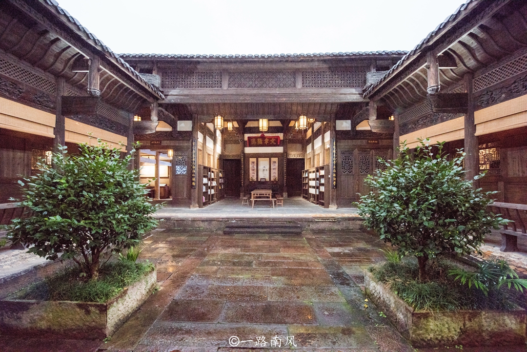 旅行来到福建长汀，发现一个“瑶池仙境”，内有成龙捐献的古建筑