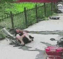 女子和同事打闹，用力过猛竟直接把*裤底**扯两半，羞得蹲地不敢起身