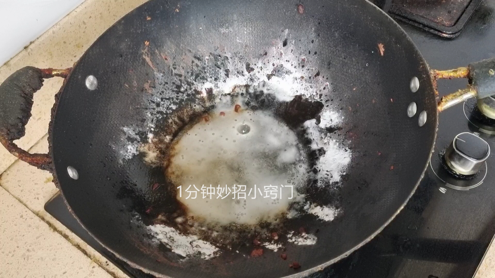 不锈钢锅底烧糊后如何清洁,锅底烧糊了别用钢丝球擦