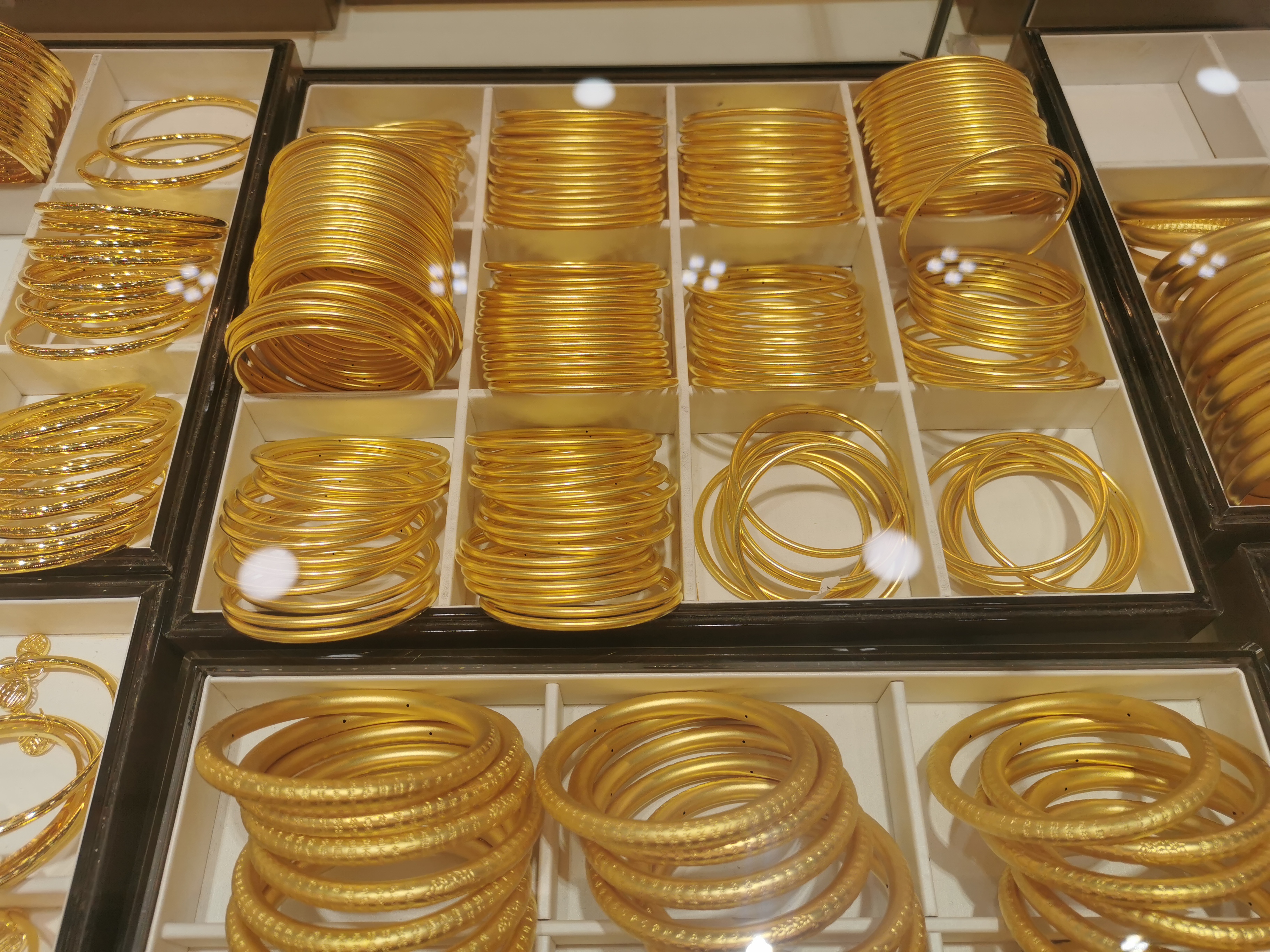 国际金价涨至年内新高2013,国际金价2023年涨超13