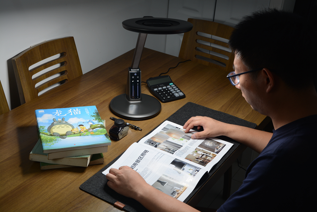 飞利浦轩坦台灯灰色还是白色好看,飞利浦轩坦护眼台灯pro测评