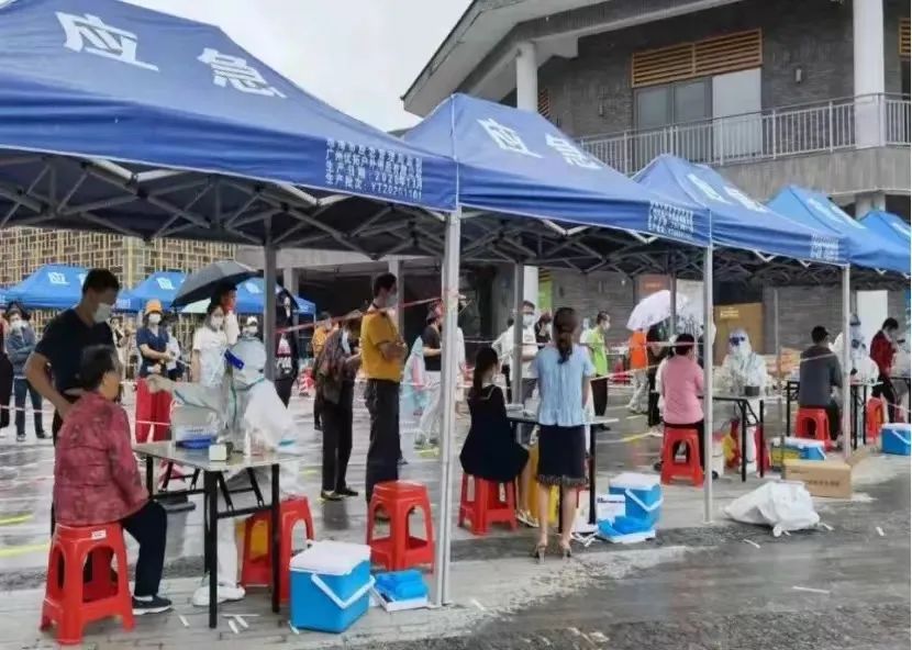 大白摘帽后露出满头银发,大白脱帽后满头银发让人动容