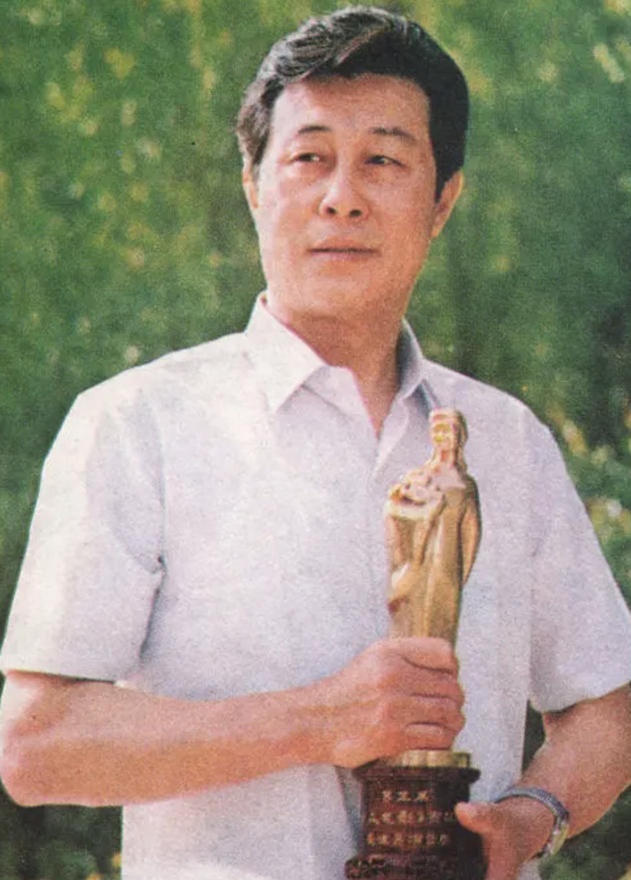 91岁电影演员王心刚近况,王心刚对妻子不离不弃