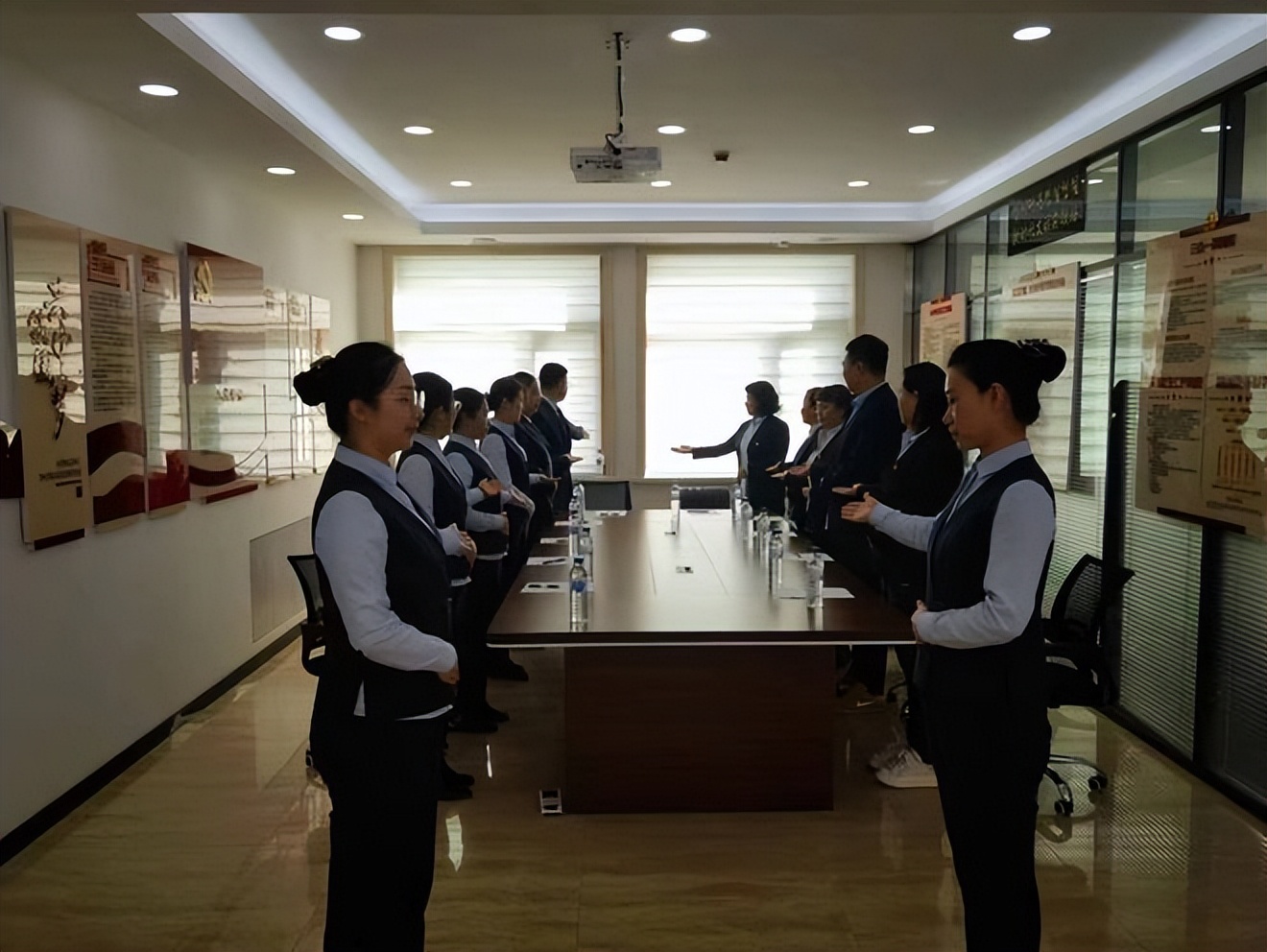 敦化农商行联合敦化公积金开展优质服务暖人心礼仪培训活动