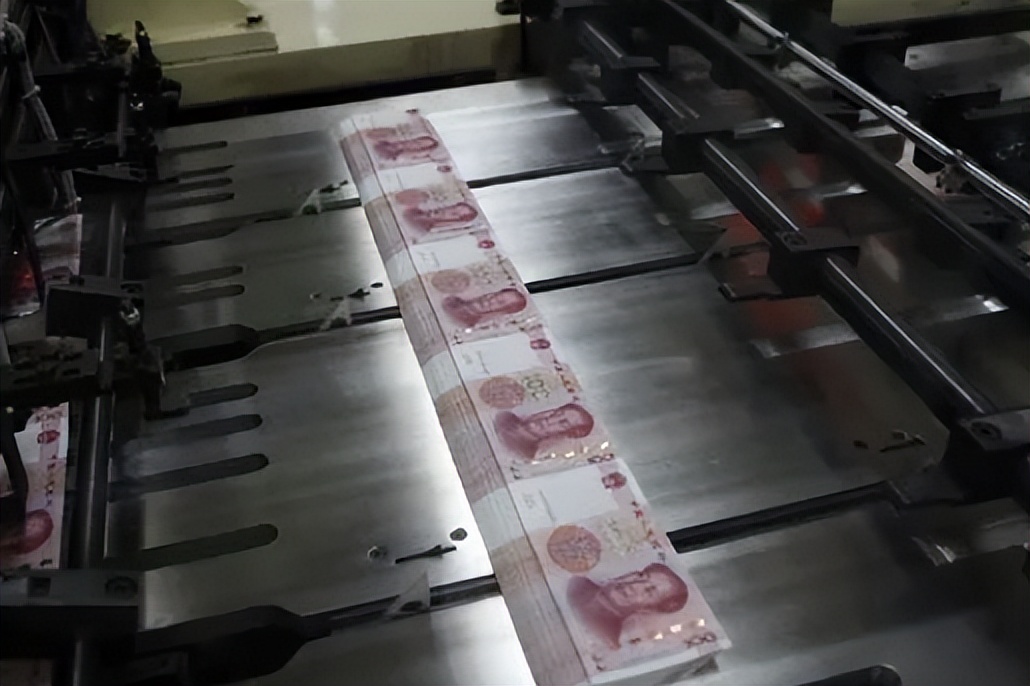 2019年广东下岗工人成吨买纸,引起警方怀疑，民警破门后大受震撼