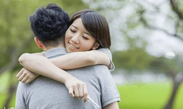 月入10万，1小时收费50美元，带您揭秘“美女拥抱师”这个职业