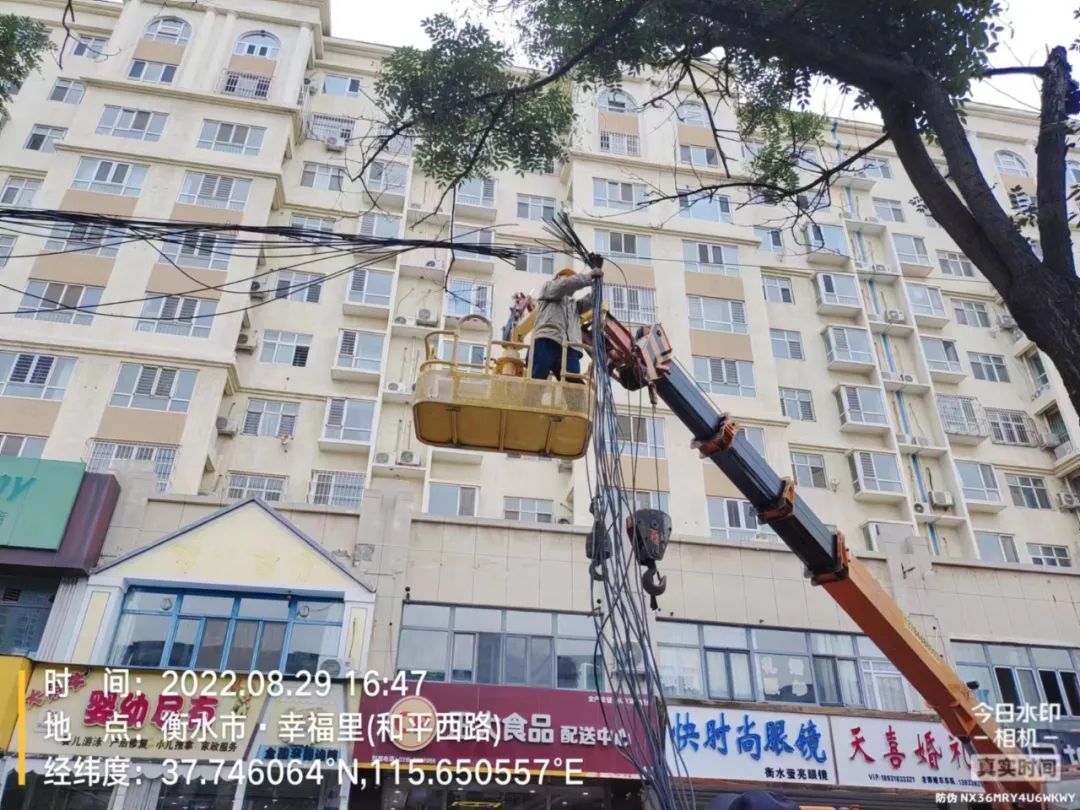 创城工作清除多余垃圾美化环境,创城清理窗户堆积物