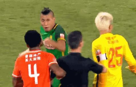 当年喊退钱的球迷,还记得曾经采访翻车的足球记者吗