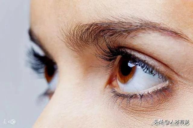 日常中如何树立增强自信心？有效方法之三：目光炯炯正视对方眼睛