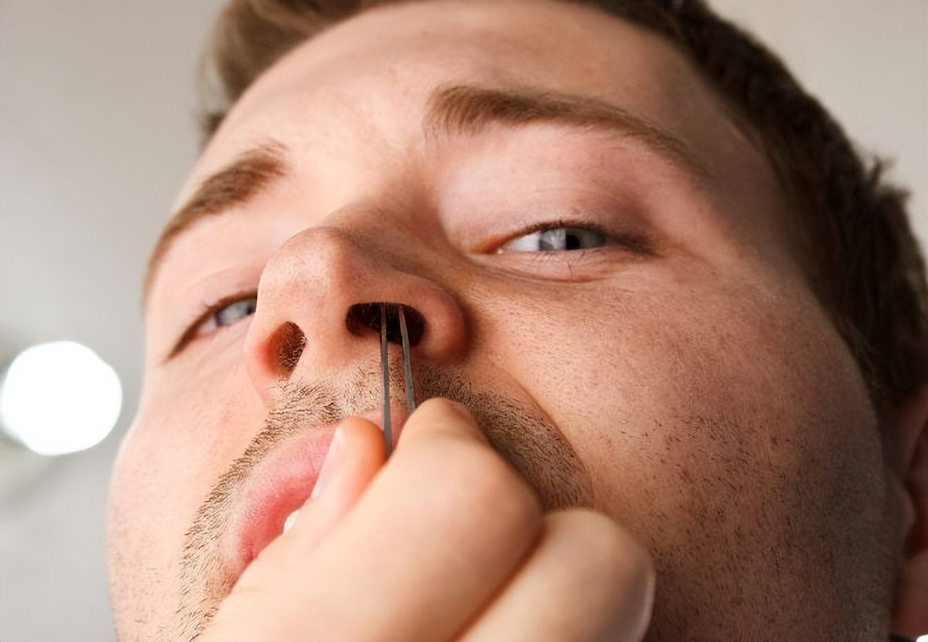 鼻毛经常窜出来的男人会怎样,男士鼻毛窜出来鼻毛旺盛说明什么