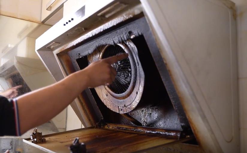 师傅干活很专注,油烟机清洗师傅用什么清洗油烟机