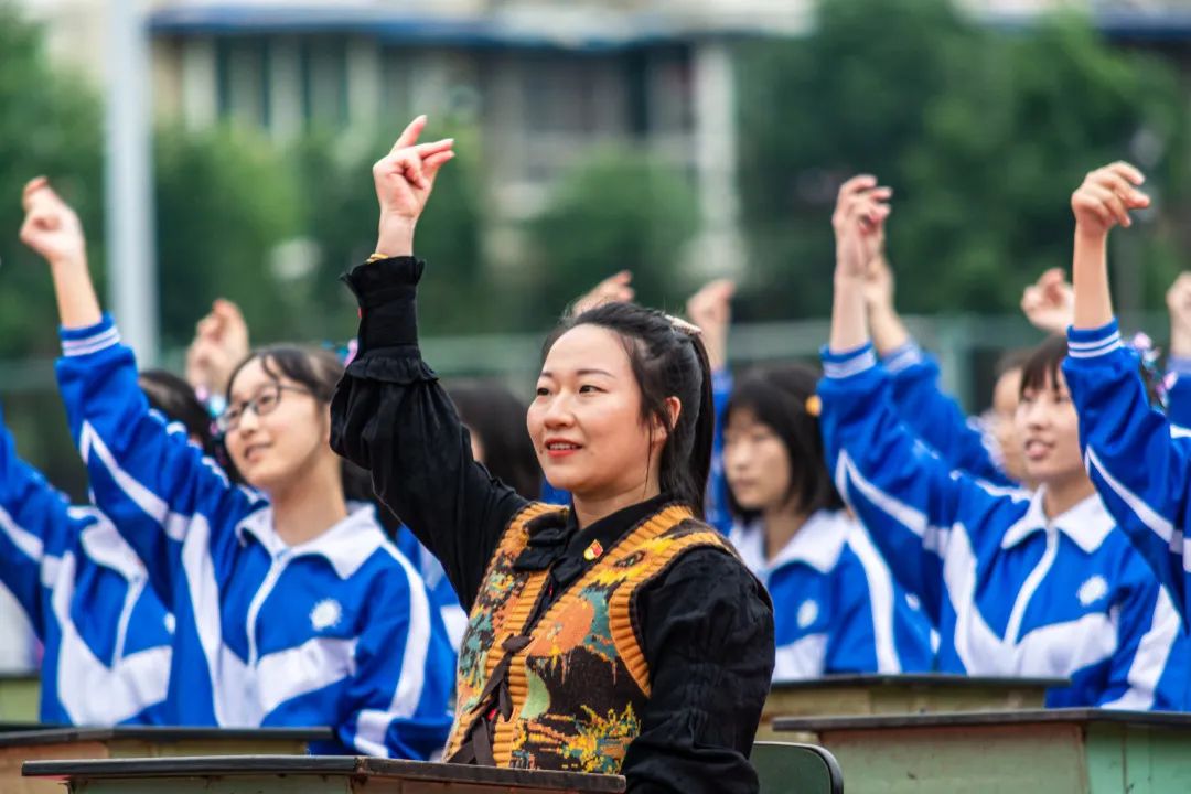 师徒结对薪火传，魔棒点火显智慧！华西中*运学**动会开幕式，燃了