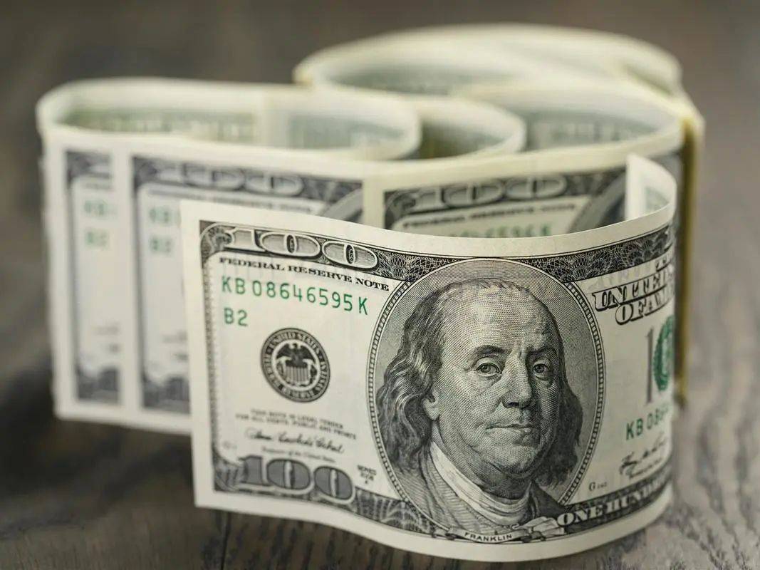 人民币崛起：挑战美元霸权的全球经济格局