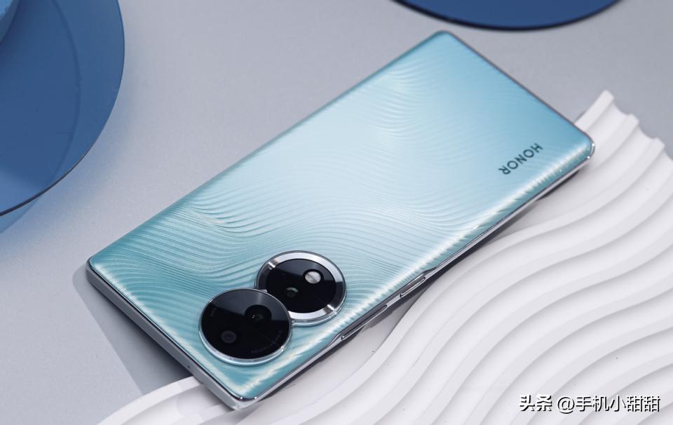 荣耀手机线上线下“双开花”，但是别乱买，这3款手机才值得入手