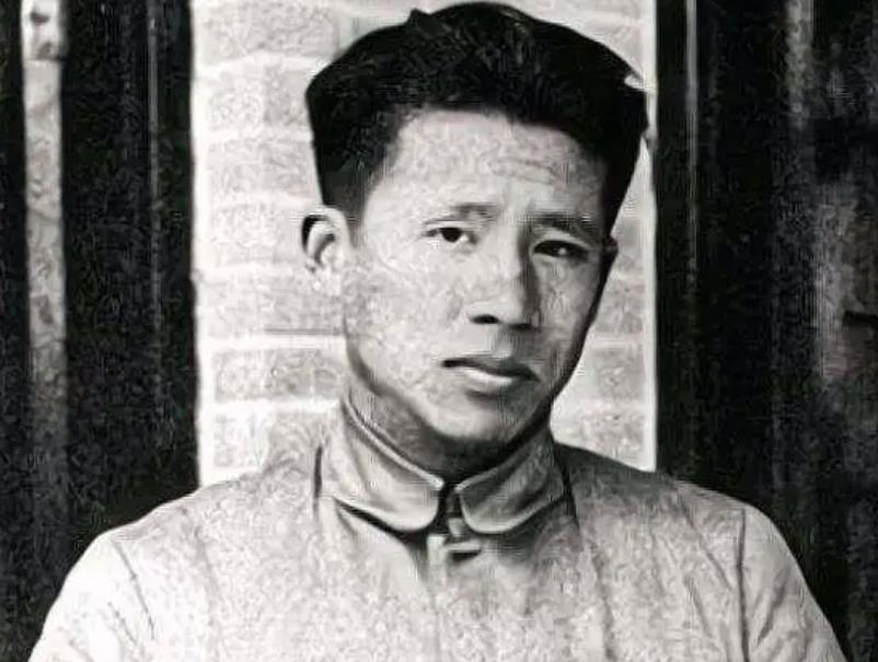 1941年香港沦陷，周恩来为救300人，不惜暴露两千地下*党**员，为何