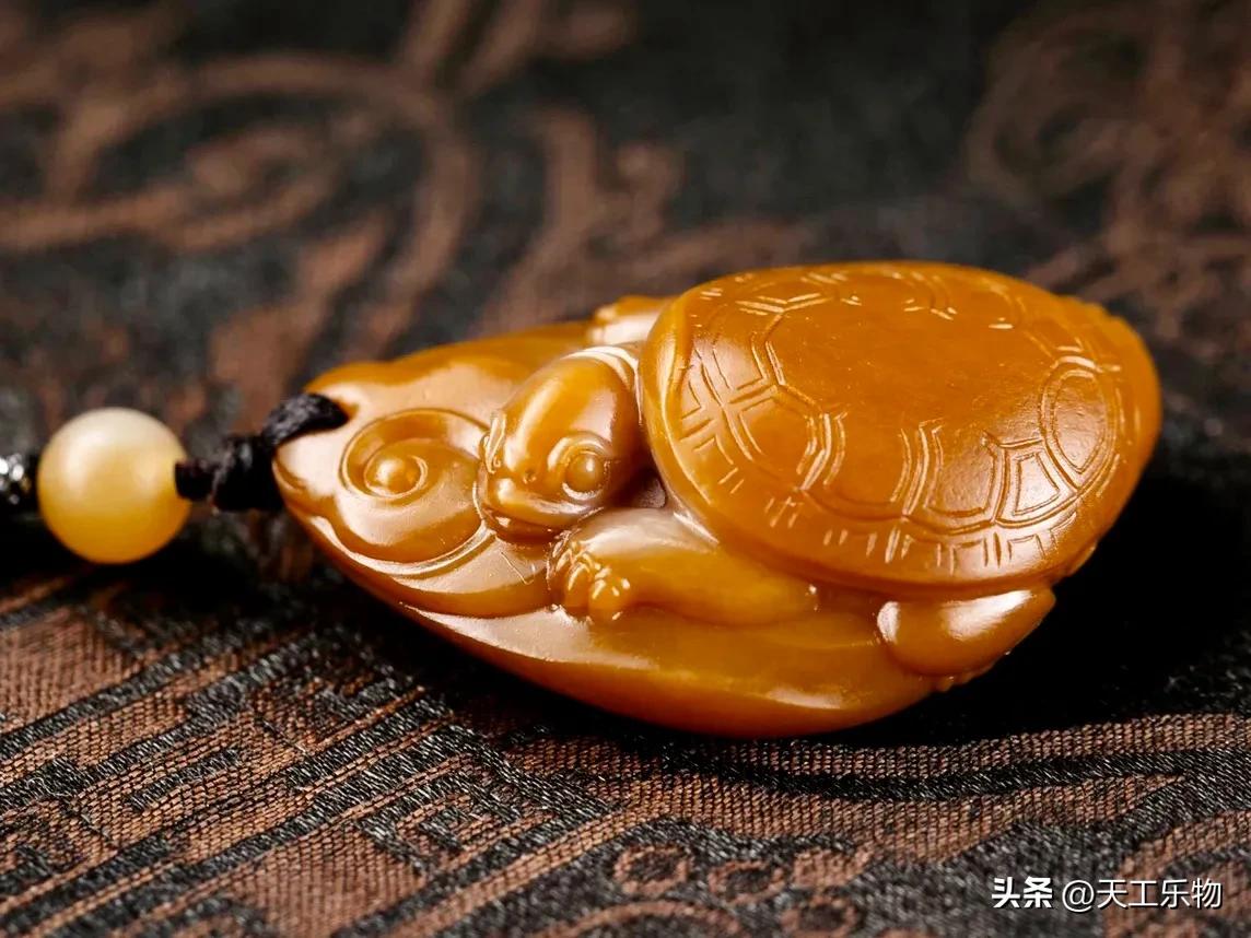 和田玉黄沁籽料大师玉雕极品图片,1200克的和田玉籽料黄沁多少钱
