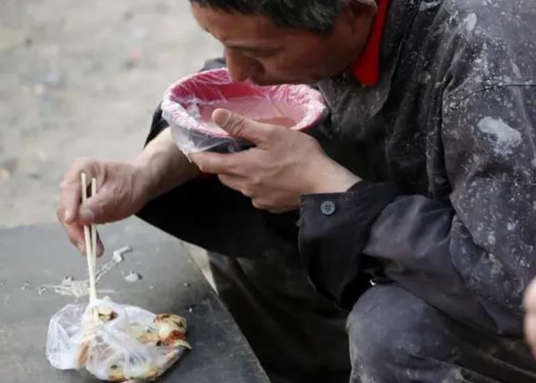 工地上干活的人有多辛苦,在工地上班的辛酸只有自己知道